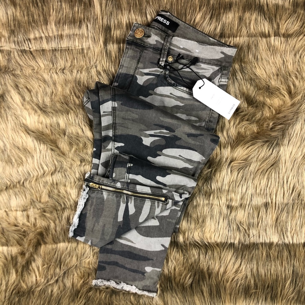 Express Mid Rise Camo Print Ankle Leggings
